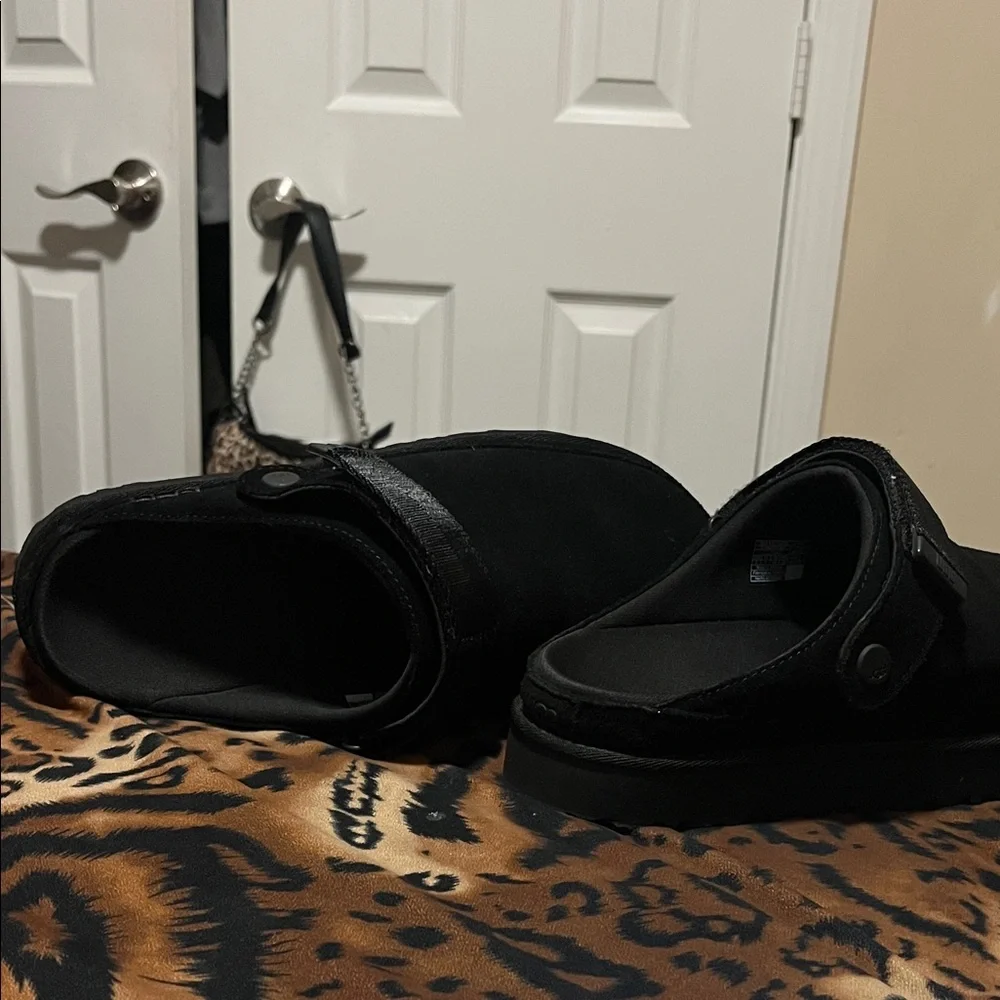Stylish Black Slippins (Uggs) - Picture 3 of 3